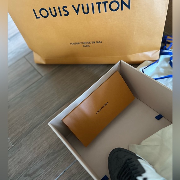 Biolor Run Away sneaker combines 3 variations on Louis Vuitton signature canvas. - Picture 11 of 15